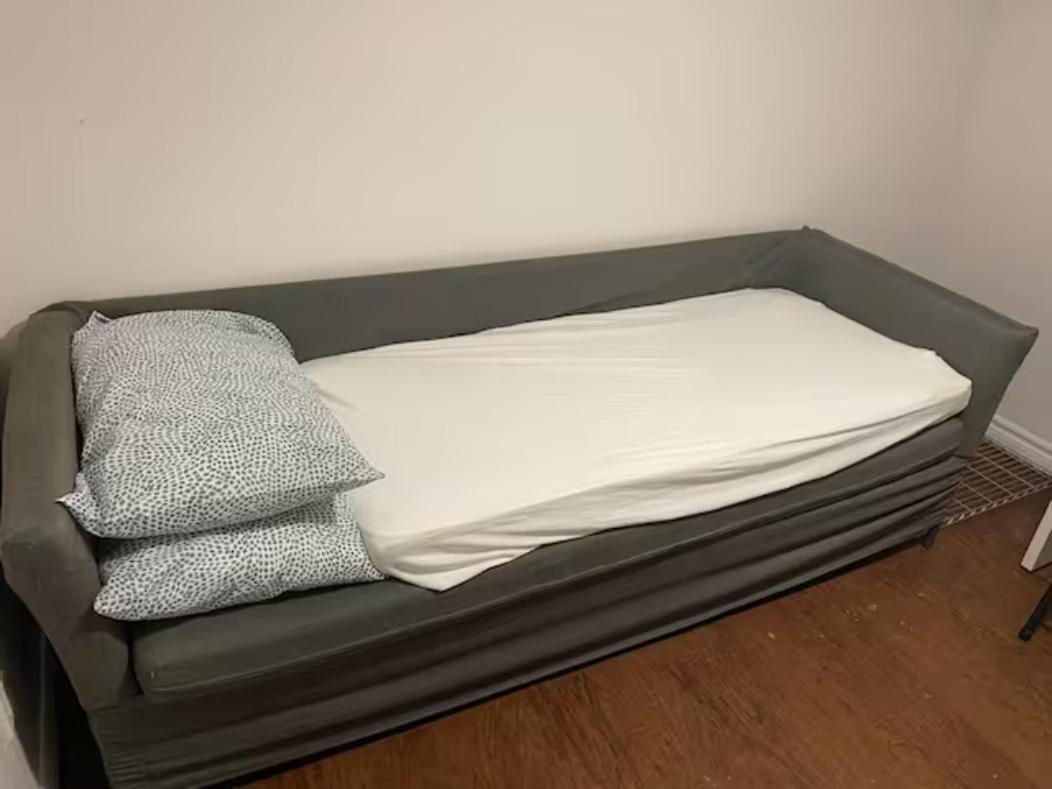Basemewnt Room With Private Bathroom 36C Toronto Exterior foto